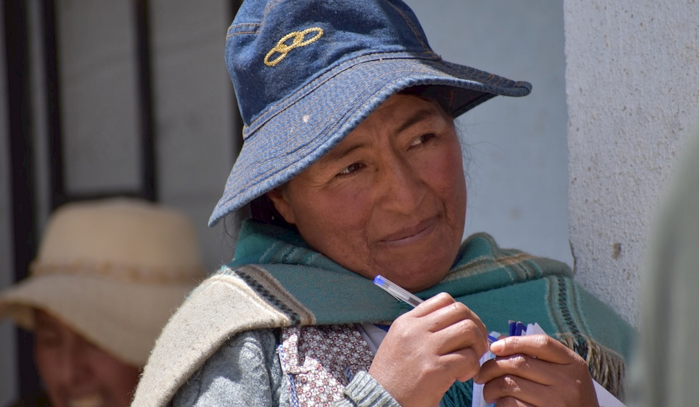 Bolivian Altiplanolla Inter-Cultur on auttanut paikallisia aimara-naisia perustamaan naisyhdistyksiä, jotka hallinnoi koko yhteisöä hyödyttäviä aloitteita. Tämä antaa naisille myös laillisen poliittisen aseman muutoin miesvaltaisissa yhteisöissä.