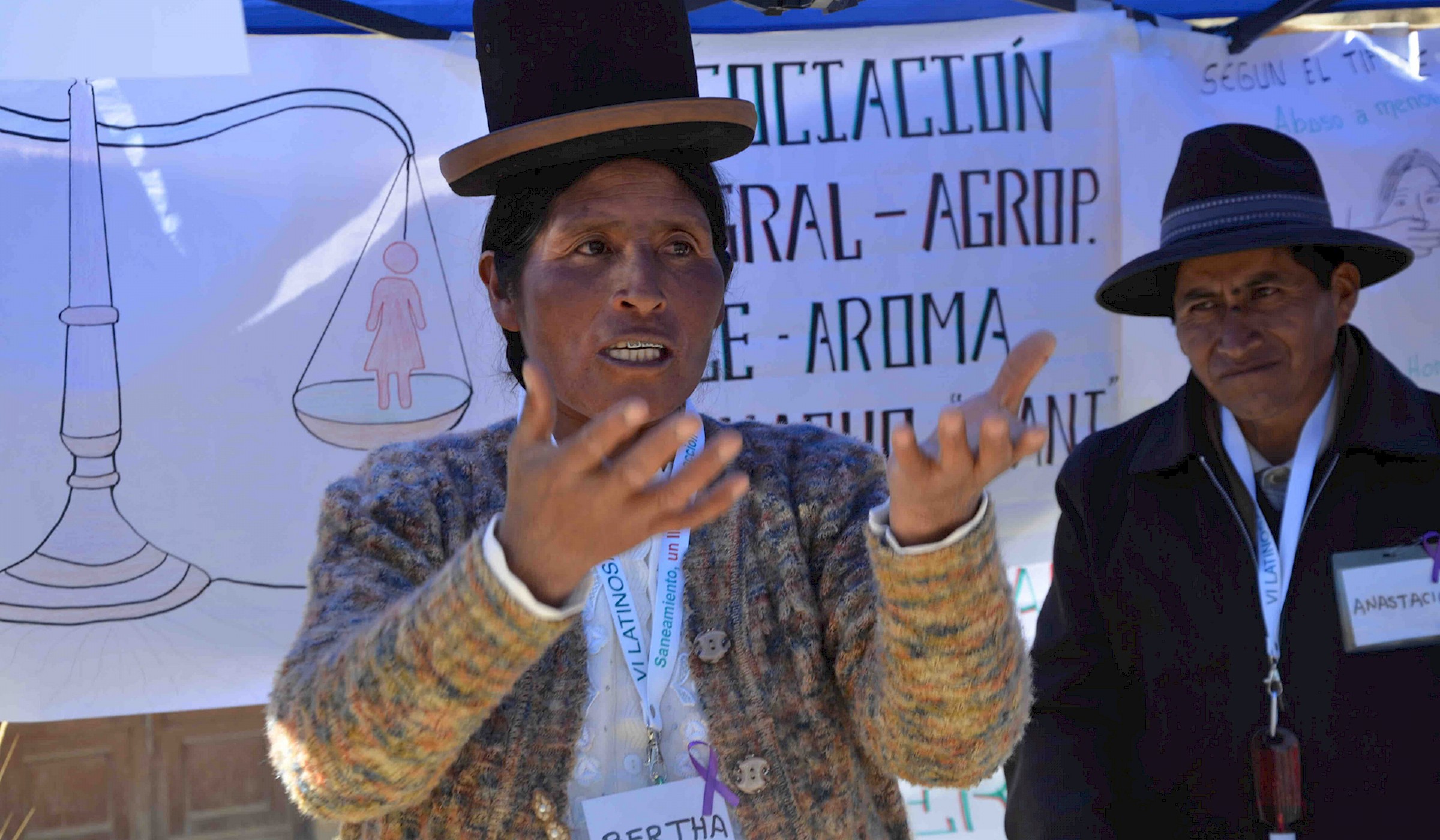 An Aymara-woman from explaining the importance of gender equality during a fair that the women associations organized.