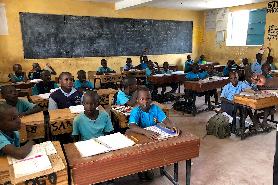 Puesta en marcha de un comedor comunitario para los niños y las familias de la Escuela Saint Augustine afectados por COVID y la plaga de langostas, Lodwar-Kenia